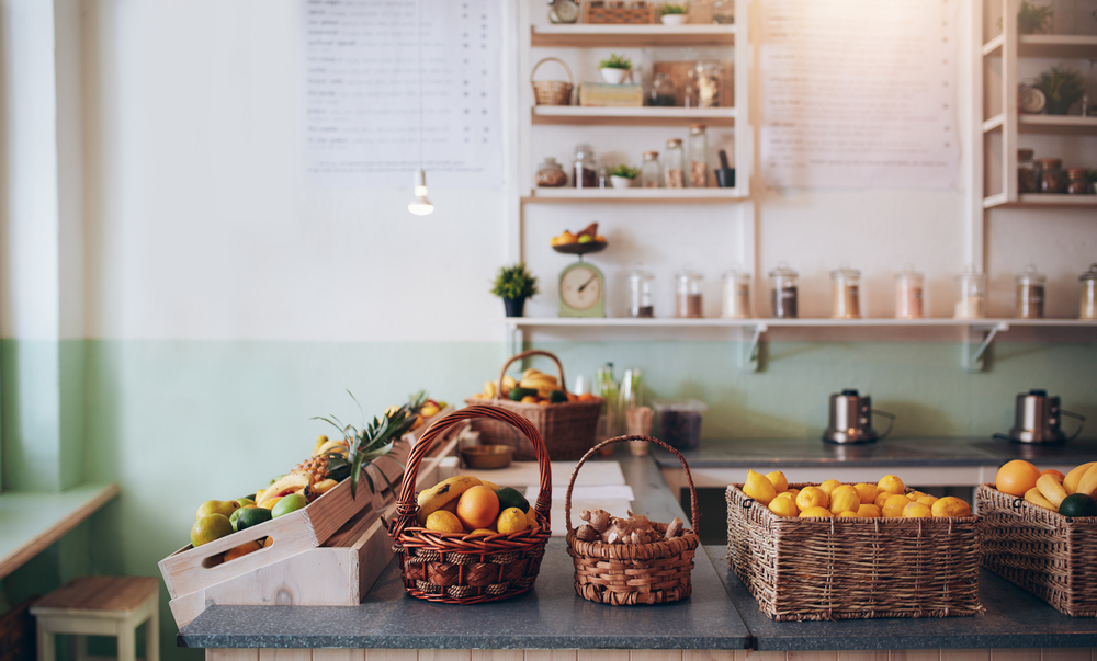 Fruit,Juice,Bar,Counter,With,Fruits,In,Basket.